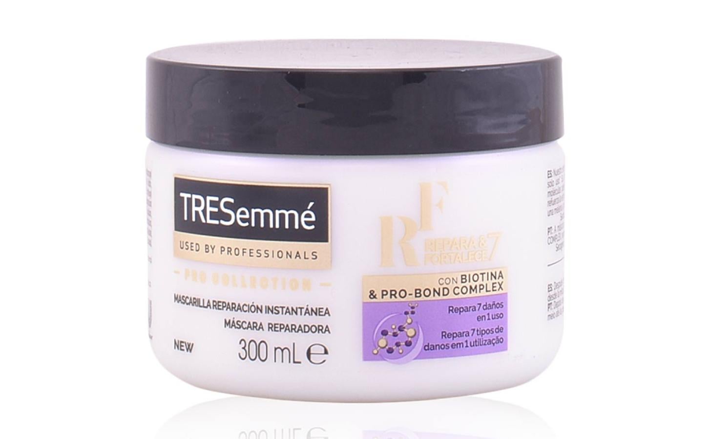 Mascarilla que repara 7 daños en un solo uso. Su fórmula con biotina se encarga de reparar al instante el daño visible, al mismo tiempo que ayuda a reparar la fibra capilar desde dentro. Deja el cabello fuerte, sano y manejable. Cuenta con una infusión de aceite de macadamia, proteínas de trigo y aguacate. La puedes encontrar en Perfumes Club rebajada por 4,49 euros (precio habitual: 8,25 euros).