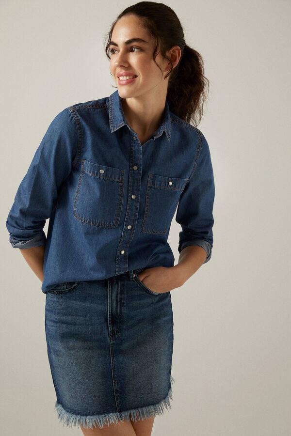 El tejido vaquero siempre es una apuesta segura y esta blusa es una buena muestra de ello. Es de manga larga y tiene botones a presión. Su precio es de 25,99 €.