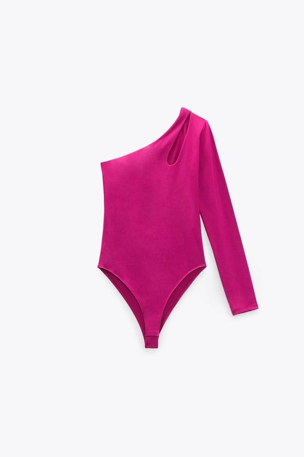 Body elástico asimétrico con una sola manga y detalle 'cut-out'. 15,95 euros.