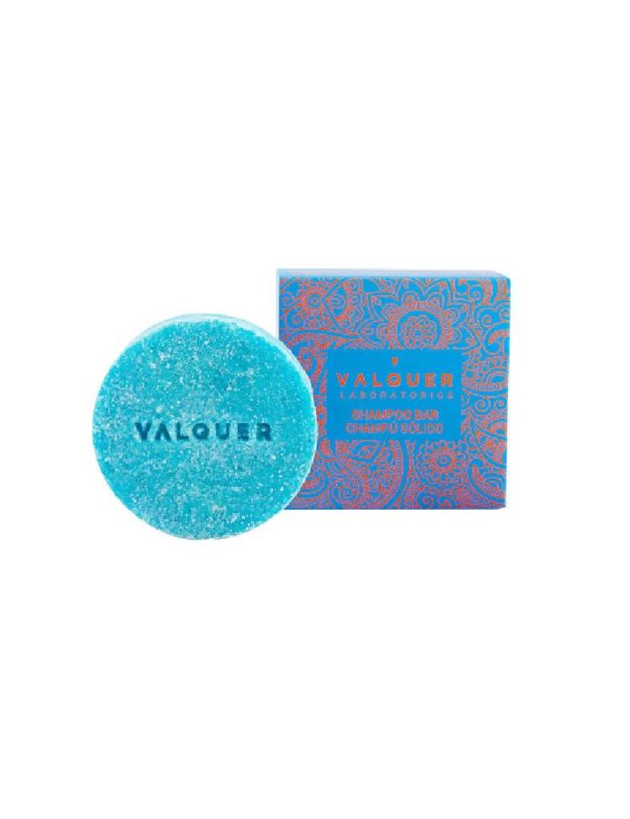 Conseguir una melena soñada como la de Ester Expósito es más fácil de lo que imaginas. Con este champú sólido vegano, formulado con papaya y avena mantendrás un pelo brillante y sedoso durante días. 20,50 euros