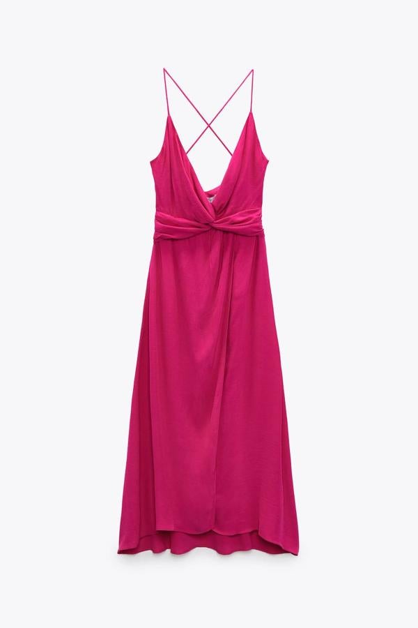 vestido midi con escote en pico, detalle de nudo delantero y abertura en falda. 39,95 euros.