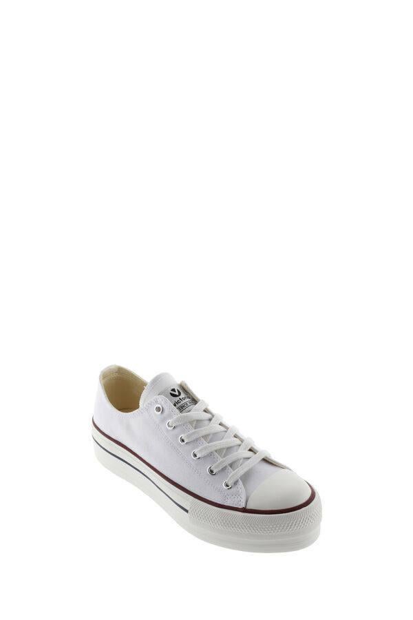 Tampoco podemos olvidarnos del calzado. Si lo que buscas es ir cómoda, te recomendamos estas zapatillas de lona tipo basket de Victoria. Su precio es de 39,99 €.