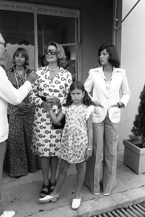 Que levante la mano quien copiaría este estilismo de Carolina de Mónaco con blazer de hombreras marcadas y pantalones de pata de elefante. La foto (atención a los zuecos de la pequeña Estefanía) es de principios de los 70, y nosotras llevaríamos este mismo look para volver en septiembre a la oficina.