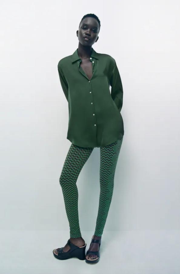 Diseño fluido para esta camisa de Zara con cuello solapa y mangas largas acabadas en puño con tejido satinado. Con cierre de botones frontal a contraste, cuesta 19,95 euros y está disponible entre las tallas XS y XXL.