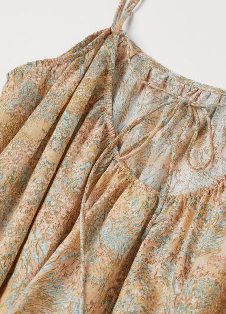 Imagen - El vestido tiene un estampado de flores multicolor