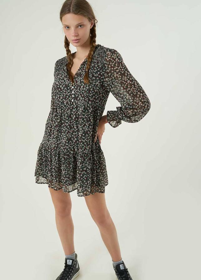 Un vestido con estampado de flores nunca pasa de moda y este en color verde es una buena muestra de ello. Tiene un diseño fluido y el escote de pico. Cuesta 59,90 €.