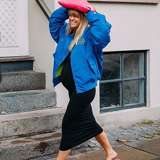 Vestido de verano y cazadora: este combo se va a convertir en tu primer objetivo para el entretiempo porque nos queda bien a todas