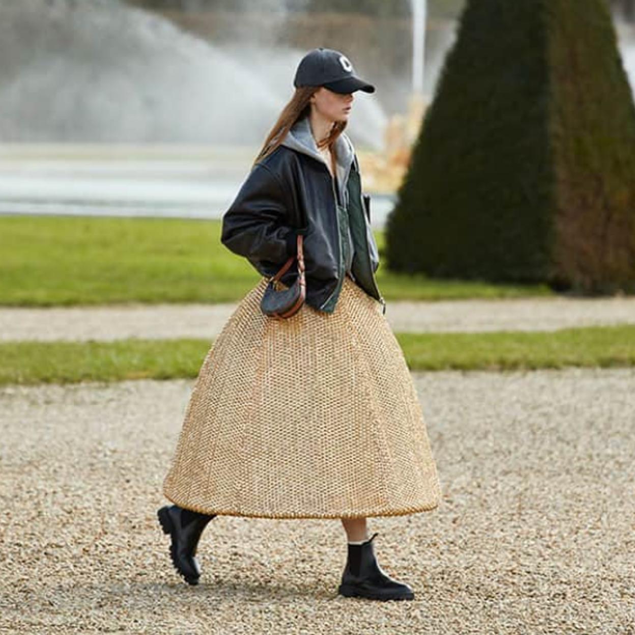 Pincha en la imagen para ver las prendas en tendencia más bonitas y favorecedoras de Zara que deben estar en tu armario.