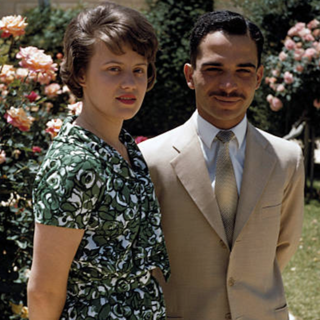 El rey Hussein de Jordania y la princesa Muna, durante su noviazgo. Pincha sobre la foto si quieres ver los mejores looks de su sucesora, la reina Rania.