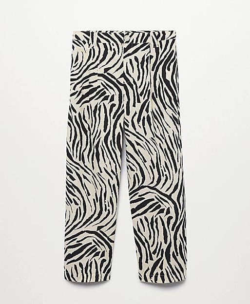 Pantalón de algodón con pinzas animal print de Mango. 29.99 euros.