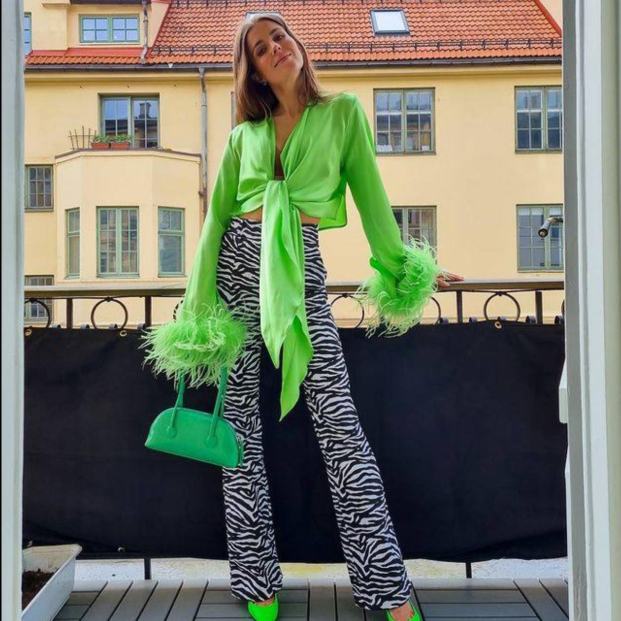 Pincha en la imagen para ver Guía de estilo de influencers sobre cómo combinar estampados y colores: las claves para que no parezca que te has vestido a oscuras