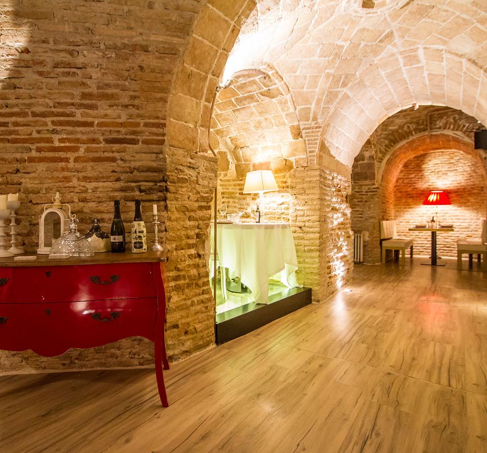 En pleno centro de la ciudad y donde jamás te imaginarías encontrar unas bodegas rehabilitadas del s. XVI se ubica La Bodega de los Secretos, uno de los restaurantes insignia del centro de Madrid por su ambiente íntimo, diferente y cuidado. Con una carta amplia, una selección de vinos perfecta para cualquier maridaje y unas de las alcachofas más top de la ciudad, siempre es un win win. Sobre todo ahora, que tienen disponible su exclusivo Menú Boutique, para deleite de los paladares más exigentes (de lunes a jueves). Un plan perfecto en un espacio para desconectar del frenesí de la gran ciudad y que incluye 8 platos representativos de su carta, (Calle de San Blas, 4). 