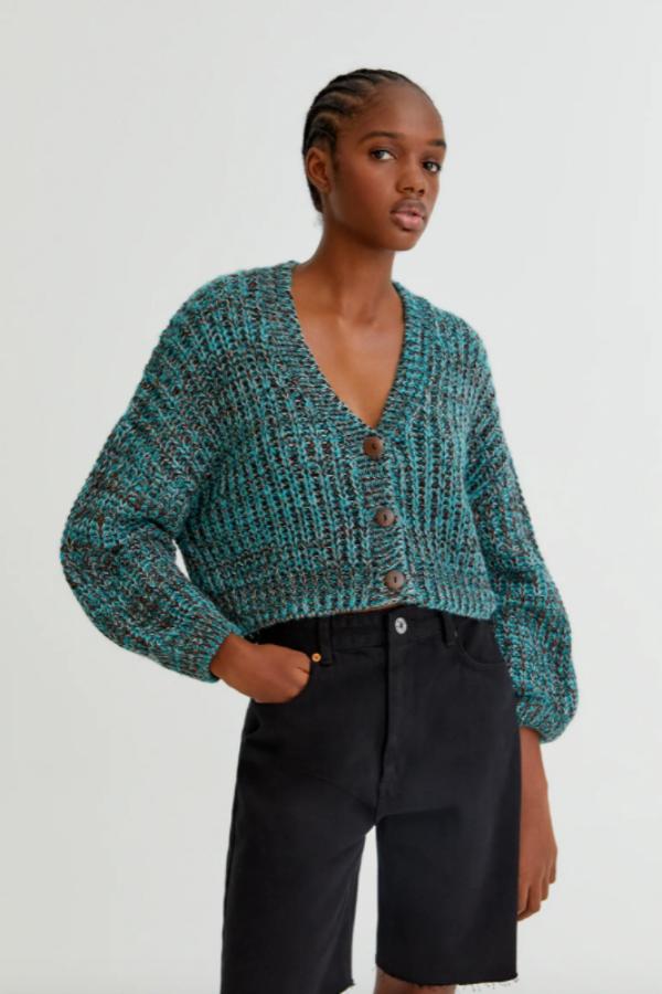 Diseño oversize en tonos azulados y negros para este cárdigan multicolor de Pull&Bear con escote con firma de pico y cierre de botones frontal. Tiene un precio de 29,99 euros y está disponible entre las tallas XS y L. 