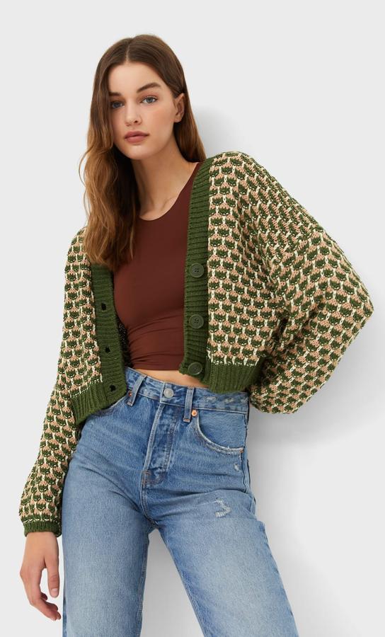 Con patrón en tonos verdes, rosas y crudos y ribs a contraste en verde, este cárdigan multicolor de Stradivarius con escote de pico y mangas largas viene con cierre frontal de botones a tono y podemos encontrarlo entre las tallas XS y L por 25,99 euros. 