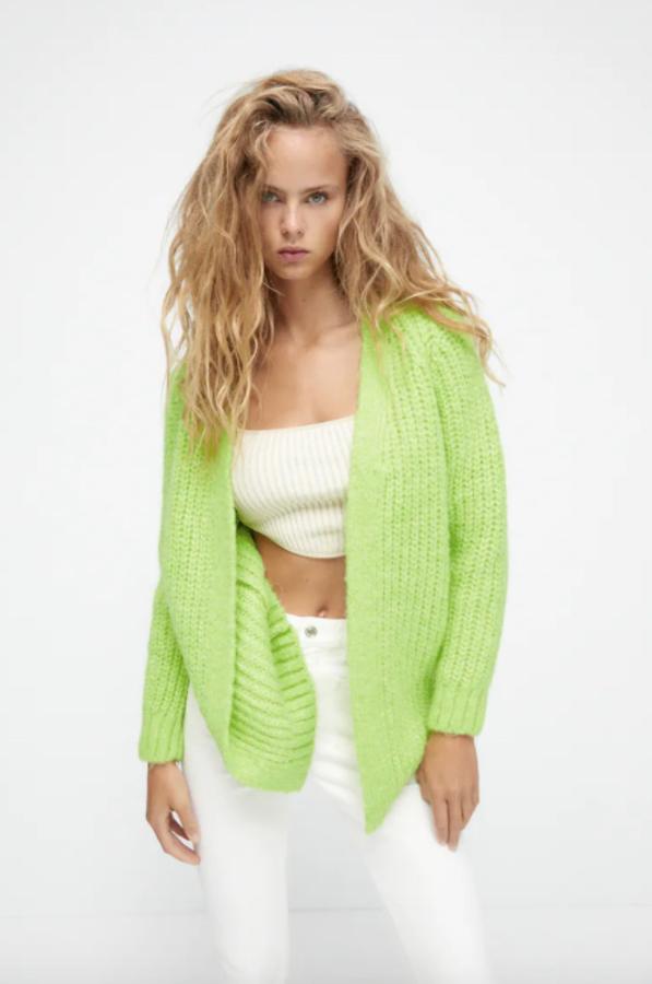 Diseño oversize en verde flúor para esta chaqueta de punto abierta de Zara con mangas largas y acabados en rib que podemos encontrar en las tallas S y M por 29,95 euros.