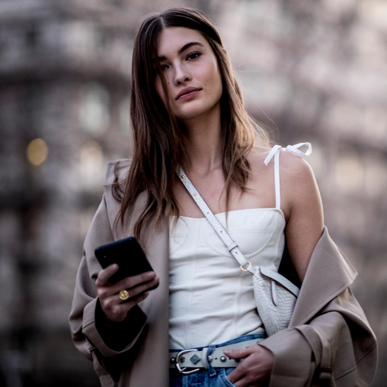 Tenemos el top que se va a convertir en el compañero perfecto de tus looks con blazer y trajes (en dos colores diferentes)