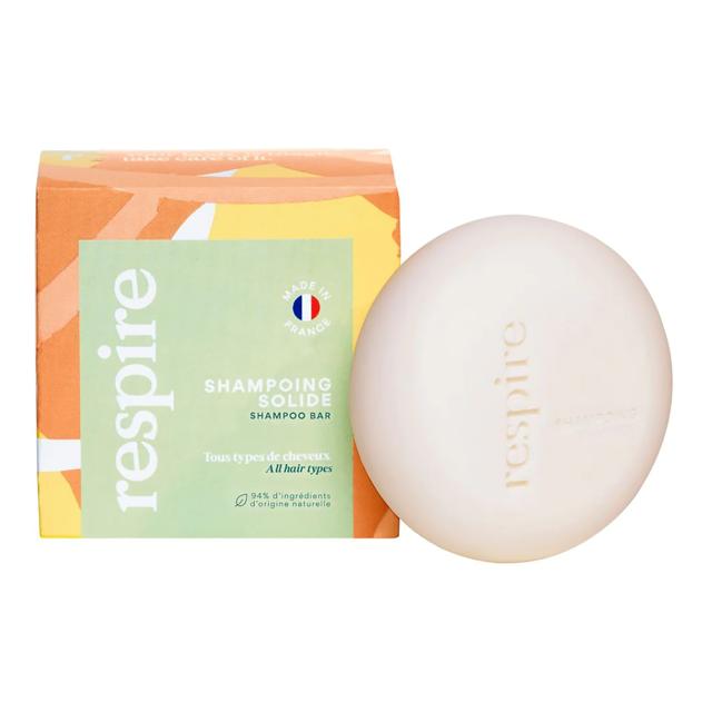 Enriquecido con 3 aceites vegetales, este champú sólido de Respire (8,99 euros) nutre en profundidad el cabello. Cuenta con un 94% de ingredientes naturales. 