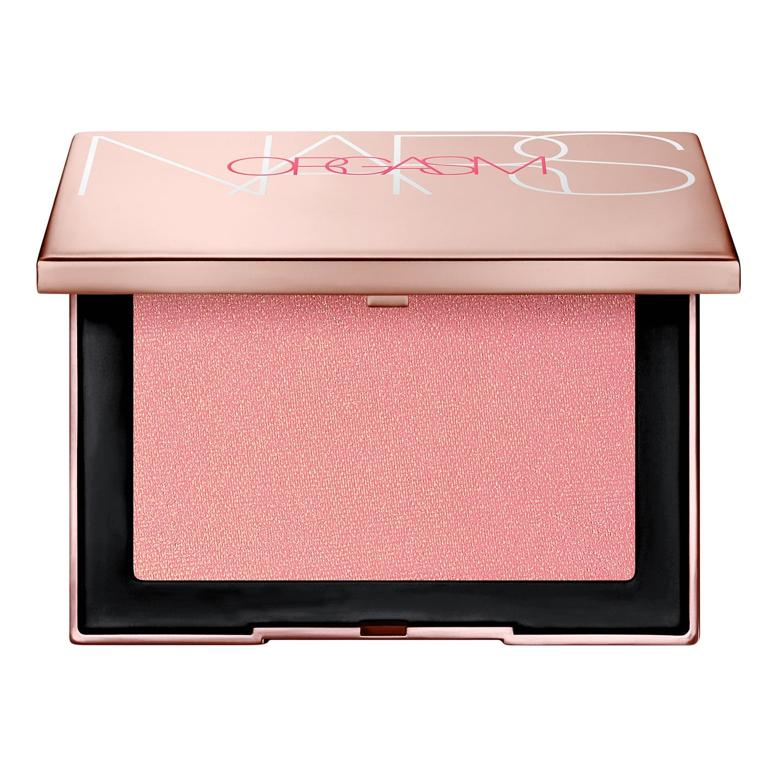 No pierdas tiempo y corre a por el colorete más icónico de Nars en edición limitada. Meghan Markle siempre lo usa para un efecto rosado en sus mejillas. 44,90 euros