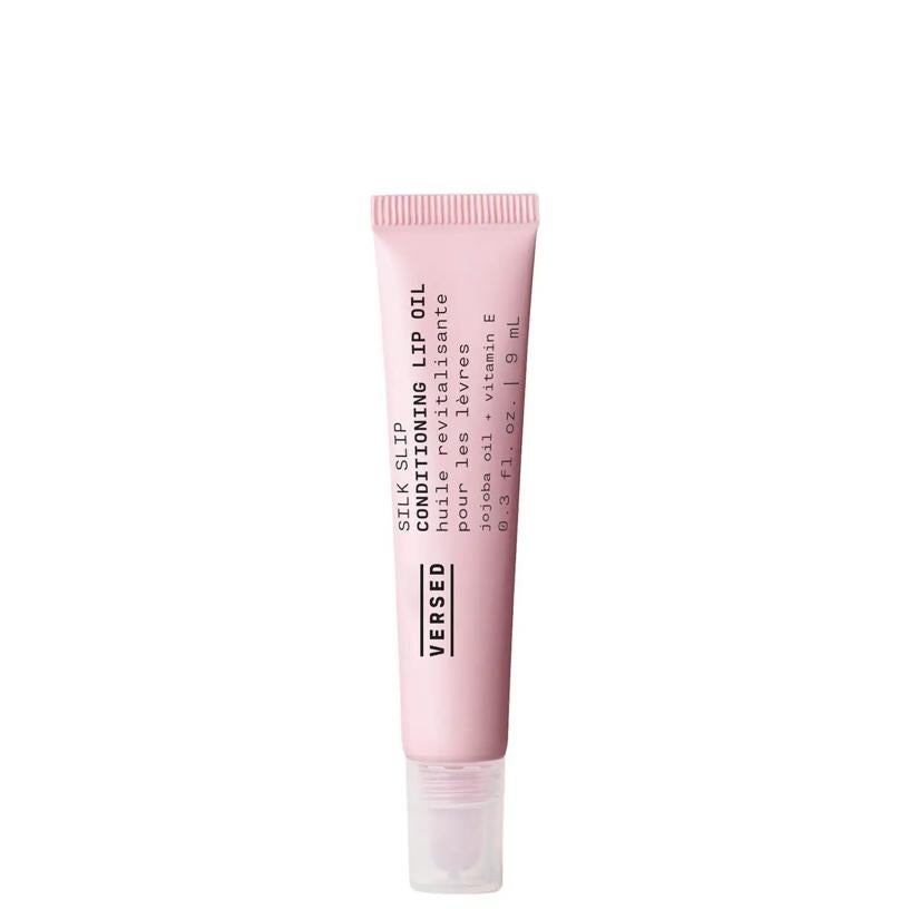 Este labial está en todos los bolsos que lleva la duquesa. Mediante su tratamiento nutritivo consigue suavizar y acondicionar los labios. Contiene vitamina E, mezcla de aceites de jojoba, camelia y sésamo. 10,45 euros