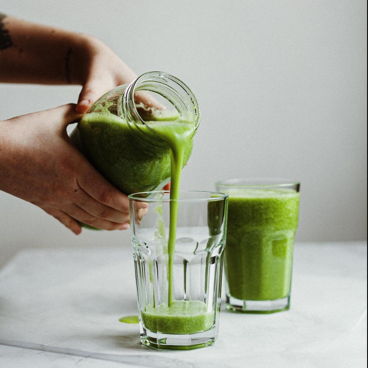 Por qué el zumo de apio es la bebida perfecta para depurar el hígado después de los excesos del verano