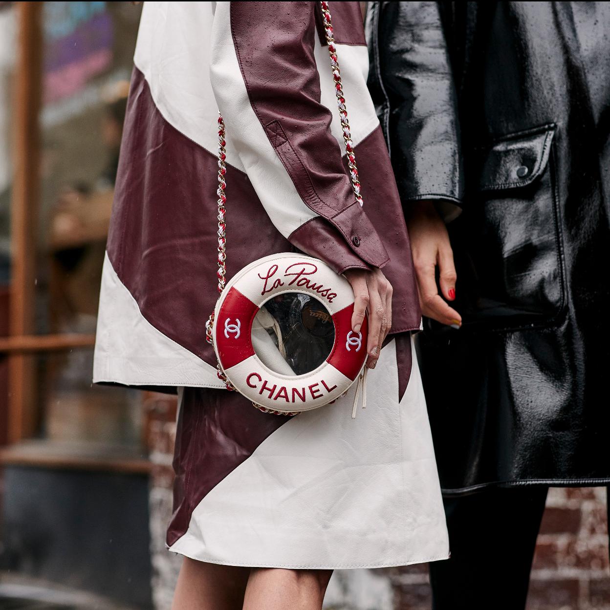 Pincha en la imagen para descubrir los mini bolsos portamóviles que son tendencia y quedan de lujo. 