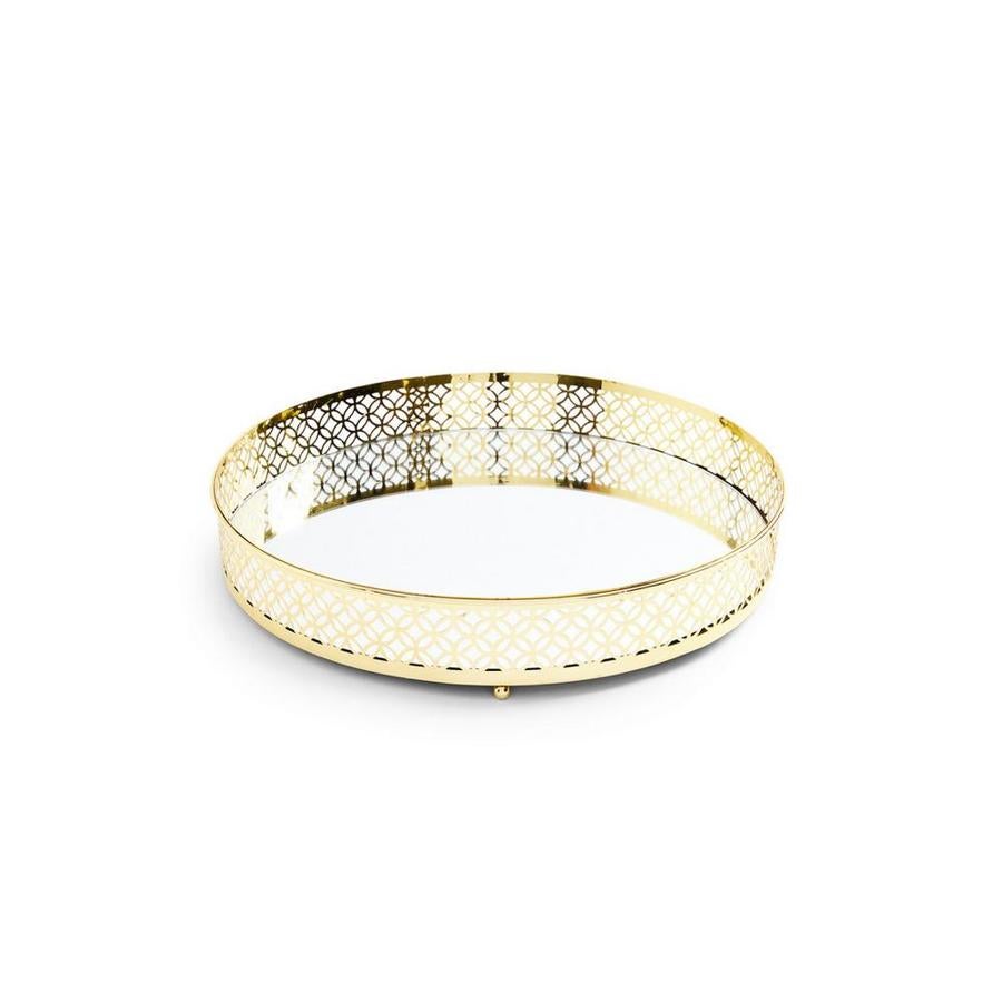 Con fondo de espejo y cenefa dorada con motivos geométricos, esta bandeja grande ideal para la mesa del salón cuesta 7 euros.