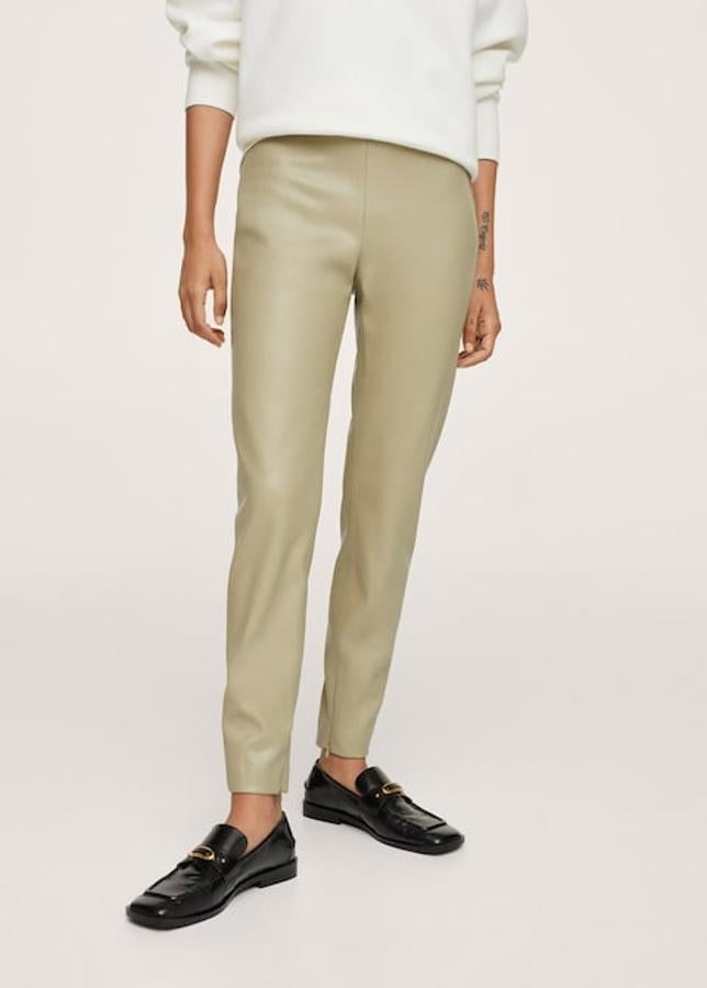 El efecto piel no podía faltar en esta lista y podemos encontrarlos en estos leggings de Mango que están disponibles en negro y en un original verde manzana. De corte skinny y tiro alto, cuesta 25,99 euros y está disponible entre las tallas XXS y XXL.