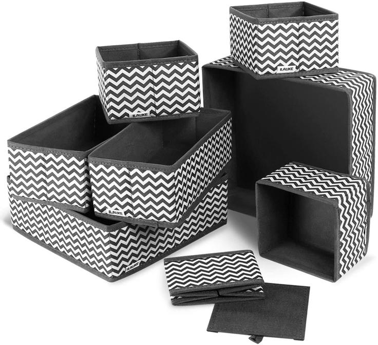 Juego de 8 cajas organizadoras en blanco y negro. Son cajas plegables de diferentes tamaños perfectas para ordenar el armario. Cuestan 17,99 euros.