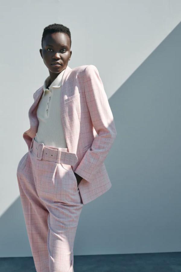 Sin solapa, con mangas largas y hombros marcados, esta blazer en rosa y blanco con estampado de cuadros viene con bolsillos delanteros de vivo y cierre frontal de gancho metálico. Cuesta 39,95 euros y está disponible entre las tallas XS y XL. 