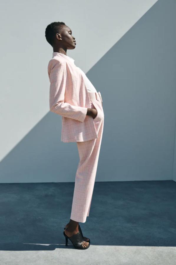 A juego con la blazer y con cinturón forrado a tono con hebilla rectangular, estos pantalones de tiro alto con bolsillos delanteros y bajo a la altura de los tobillos está disponible entre las tallas XS y XL por 29,95 euros. 