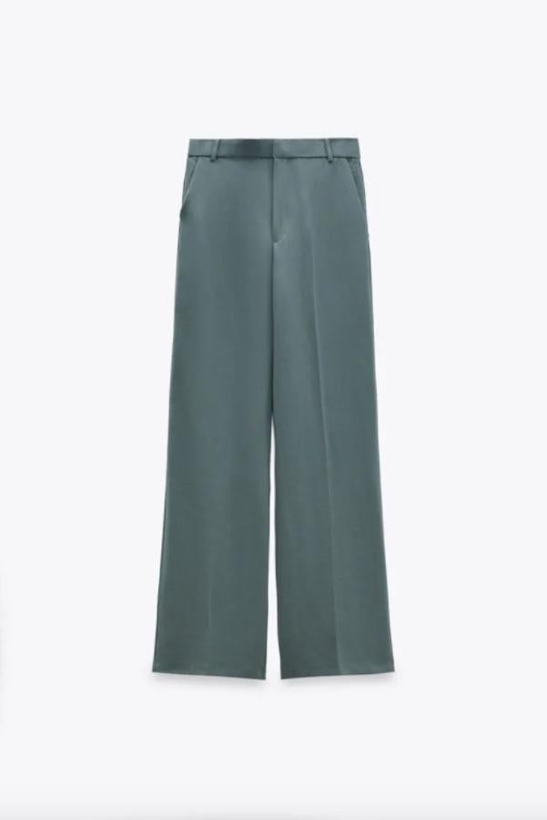 Diseño oversize para esta blazer masculina en azul lavanda con cuello con solapa con muesca y hombreras, que viene con bolsillo de vivo en la pechera y bolsillos de solapa en los laterales. Disponible entre las tallas XS y XXL, cuesta 49,95 euros. 