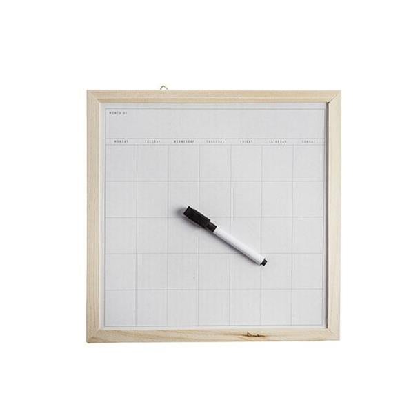 Planificador mensual de pared con pizarra y rotulador negro. Tiene un precio de 7,99 euros.
