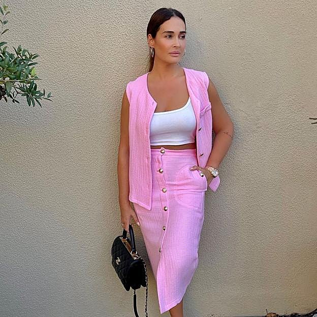 La falda midi de la que te vas a enamorar este otoño ha llegado: ya la tienen Vicky Martin Berrocal y Zara porque sienta bien en todas las tallas y hace tipazo