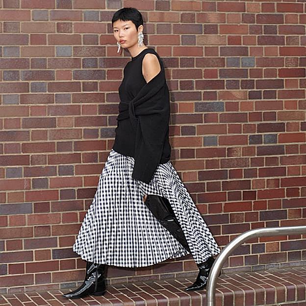 Imagen principal - Todas las prendas de la nueva colaboración de H&amp;M que necesitas para darle un toque original y diferente a tus looks de otoño