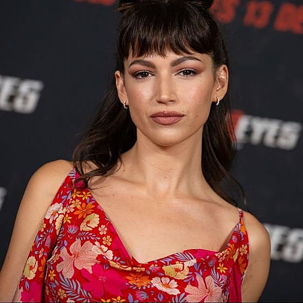 Imagen principal - Consigue los rizos explosivos con extra de volumen de Úrsula Corberó sin secador y con acondicionador de pomelo y aguacate.