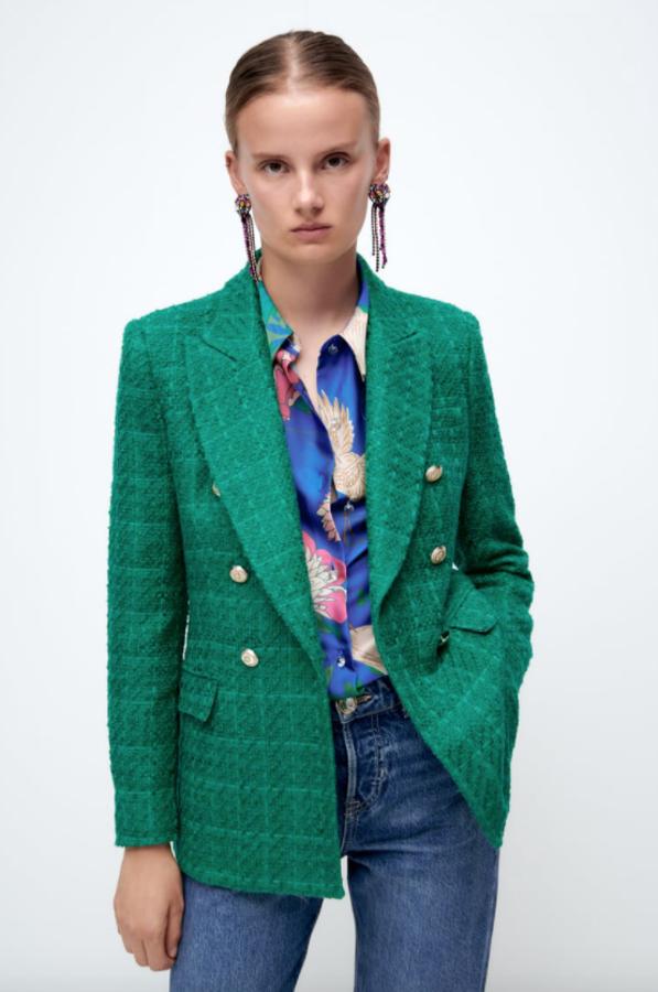 Con estampado de cuadros a tono, esta blazer estructurada de hombros marcados y cuello de solapa con muesca, esta blazer verde con bolsillos delanteros con solapa y cierre cruzado de botones metálicos cuesta 49,95 euros y está disponible entre las tallas XS y XL. 