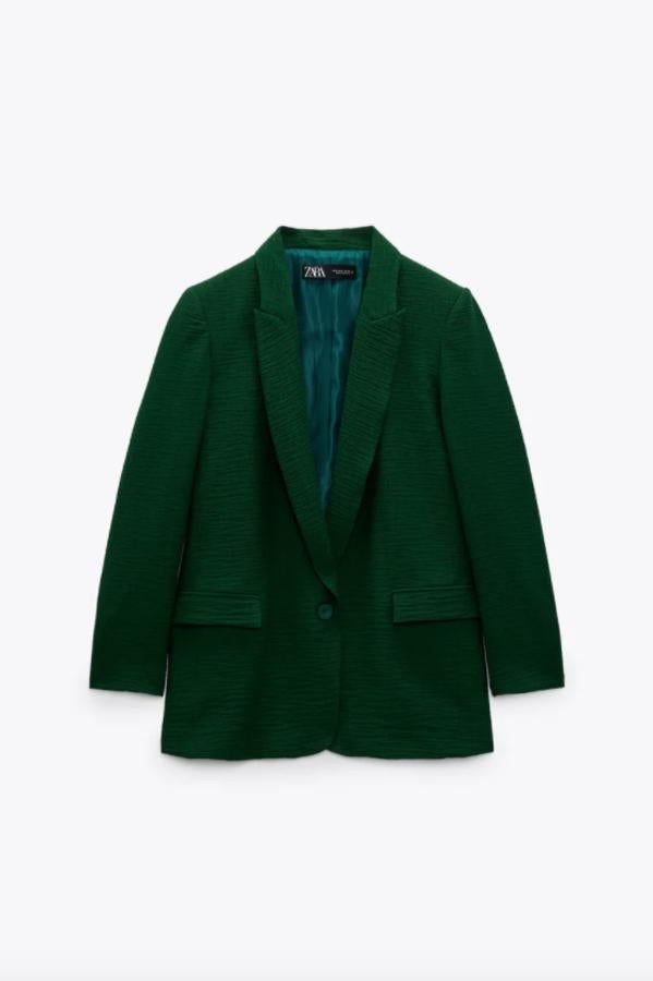 Cierre de botón frontal a tono para esta blazer rústica con cuello de solapa con muesca y bolsillos con solapa en delantero. Disponible entre las tallas XS y XL, tiene un precio de 49,95 euros. 