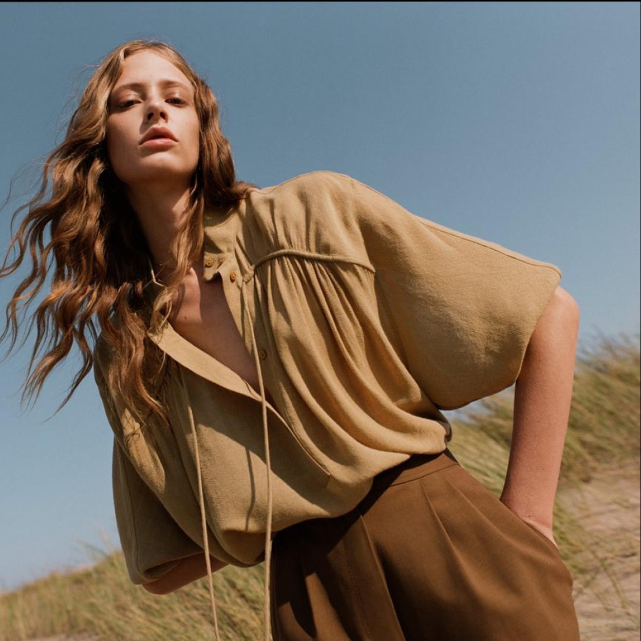 Pincha en la imagen para descubrir la prenda de entretiempo que no puede faltar en tu armario, la camisa verde.