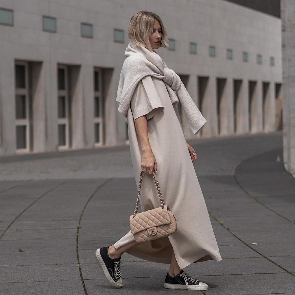 Pincha en la foto para saber por que un vestido midi de punto es la prenda definitiva con la que tu estilo rejuvenecerá al momento. 