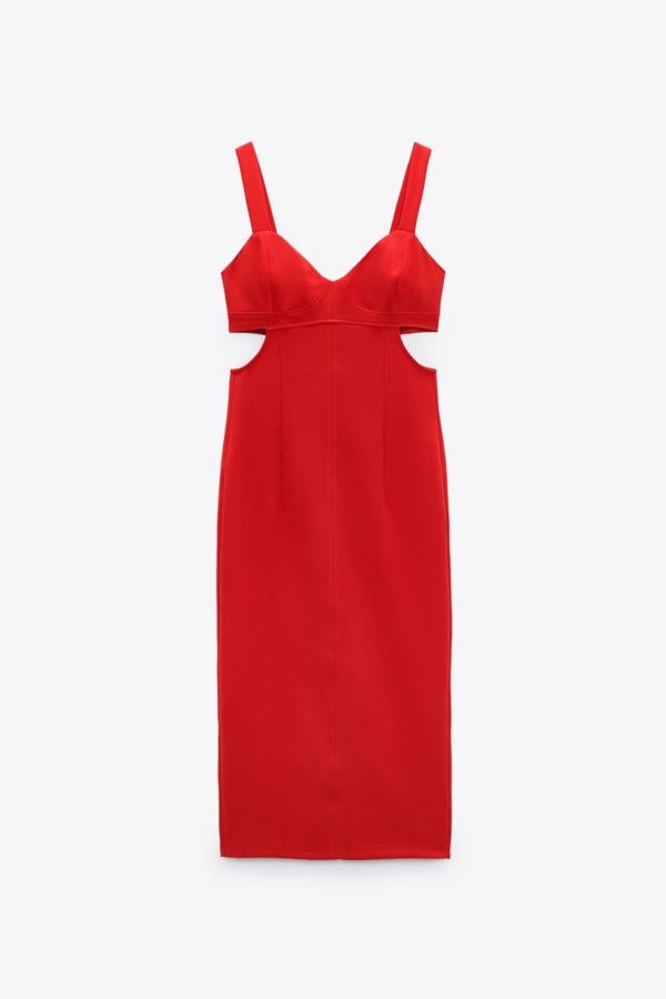Otro vestido rojo que puede transformarse en un look de invitada si tienes boda en las próximas semanas. Sencillo pero muy favorecedor y con unas originales aberturas en los laterales. Lo encontrarás en Zara por 39,99 euros. 