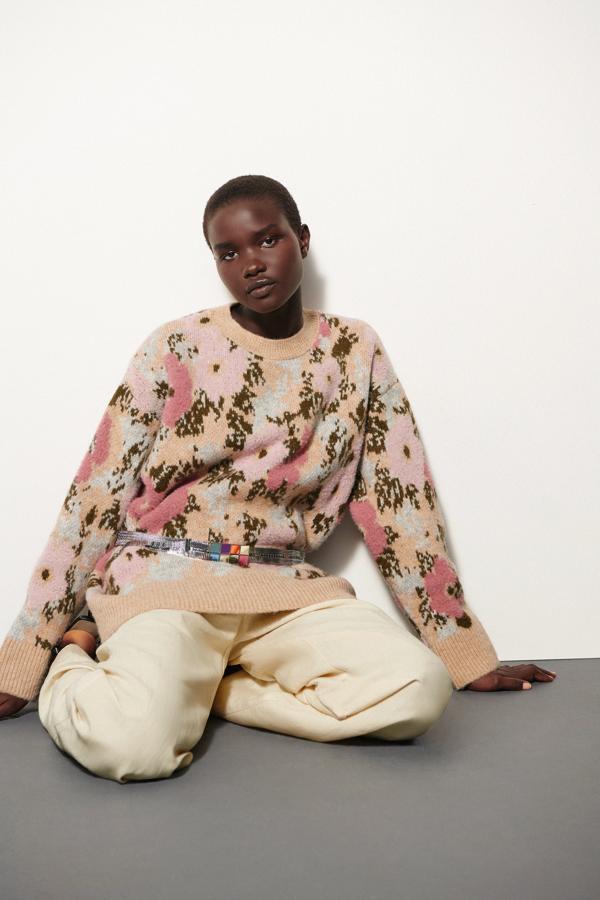 Aunque nos esperan días de temperaturas altas, al caer el sol la cosa cambia. Un jersey con un estampado floral puede ser el perfecto aliado de las últimas noches del verano. Jersey de punto en colores pastel de Zara (29,99 euros)