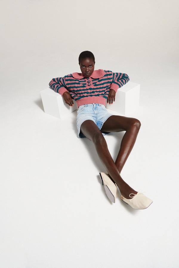 En esta selección se han colado algunas prendas de punto, como este vistoso y original jersey. En rayas de color verde y rosa , cuello bobo y botones forrados a juego. Jersey de punto de Zara (29,99 euros) 