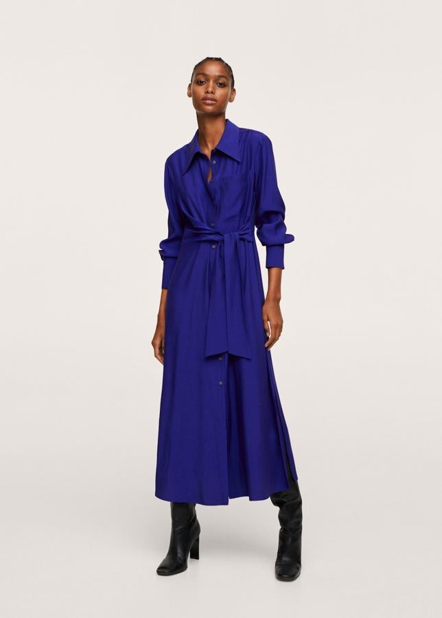 Los vestidos camiseros, combinados con botas altas son la alternativa para las que se resisiten a llevar pantalones todos los días. Este diseño en azul oscuro es todo lo que necesitas. Vestido midi con botones de Mango (59,99 euros)