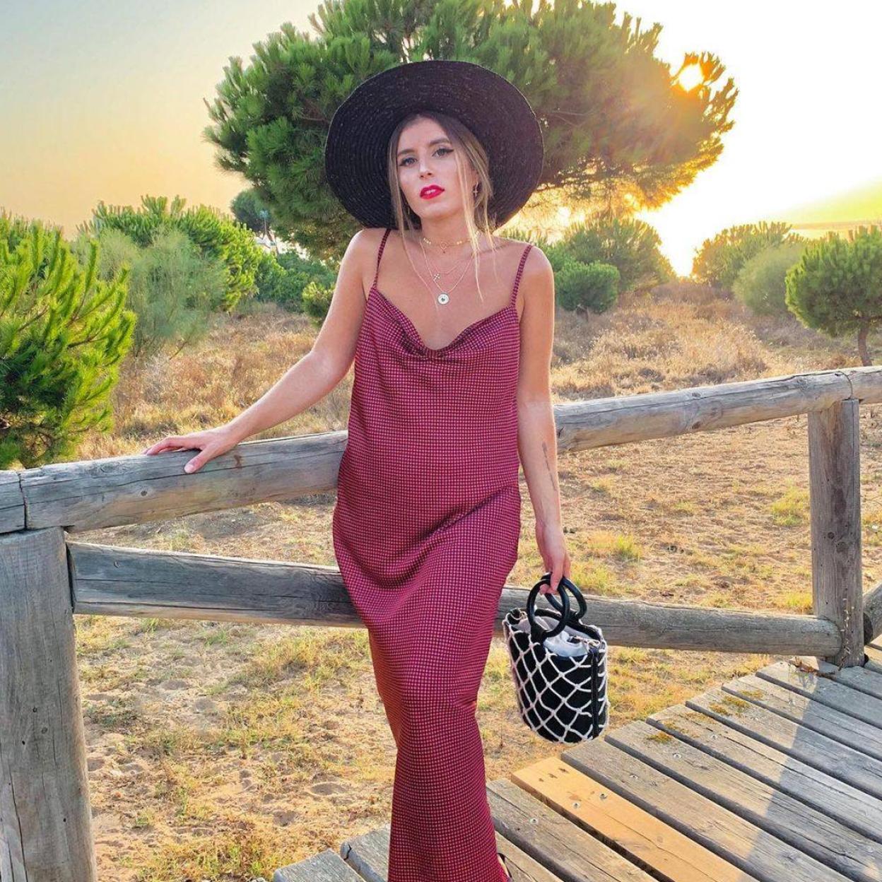 Pincha en la foto para ver todas las sandalias planas que quedan genial y combinan con tus vestidos lenceros