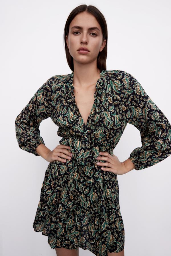 Los mini vestidos que te han acompañado durante todo el verano, también puedes ser tus mejores aliados en la próxima estación. Elige un diseño de manga larga y con un estampado en tonos oscutos. Vestido corto con estampado paisley de Zara (29,99 euros)
