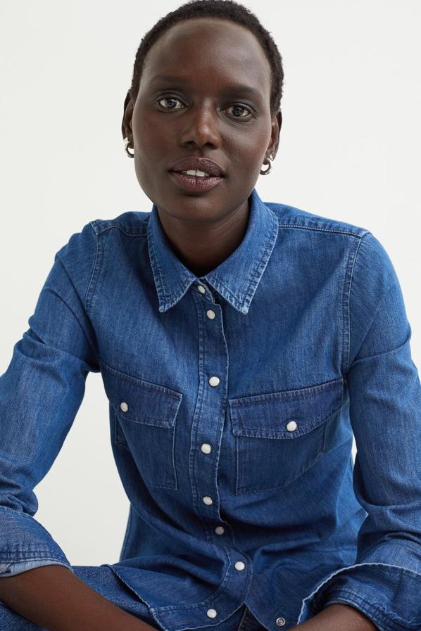 En denim de algodón grueso con cuello clásico, botones de presión frontales y canesú de doble capa con costura en V en la espalda, esta camisa en azul oscuro de H&M de mangas largas y pinzas en la espalda que entallan la prenda cuesta 24,99 euros y solo queda en las tallas 32, 34 y 36.