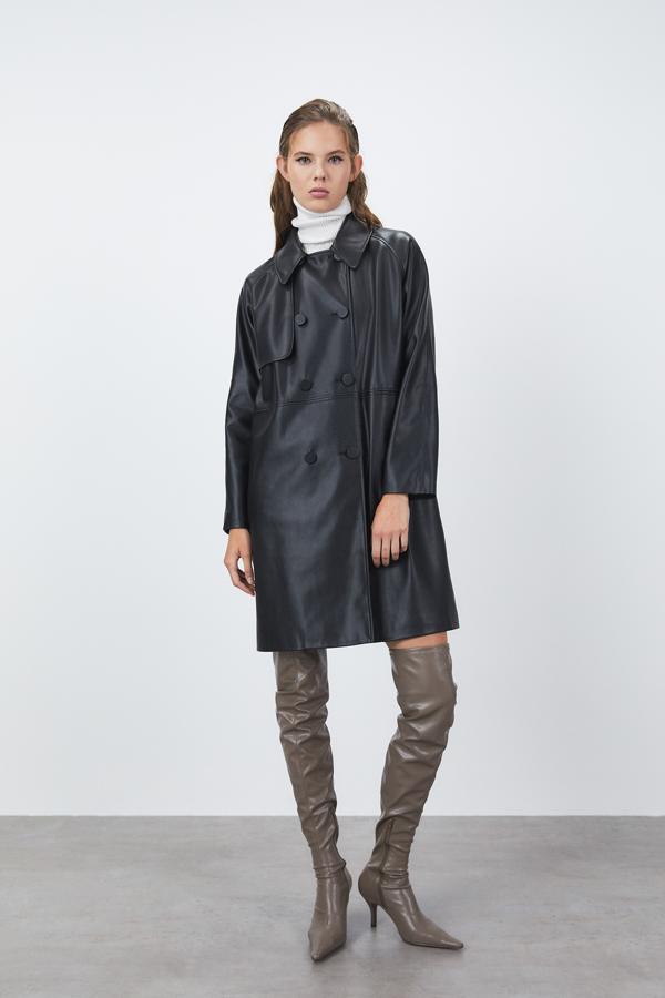 Con bajo por encima de las rodillas, este abrigo negro en efecto piel con doble cierre de botones a tono en el frontal, cuello camisero y bolsillos laterales podemos encontrarlo en las tallas S, M y L por 59,99 euros. 