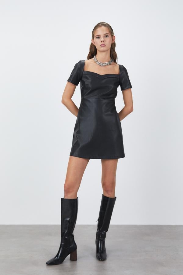 Diseño mini para este vestido en efecto piel con escote corazón y mangas cortas que cuesta 29,99 euros y solo queda en las tallas M y L. 