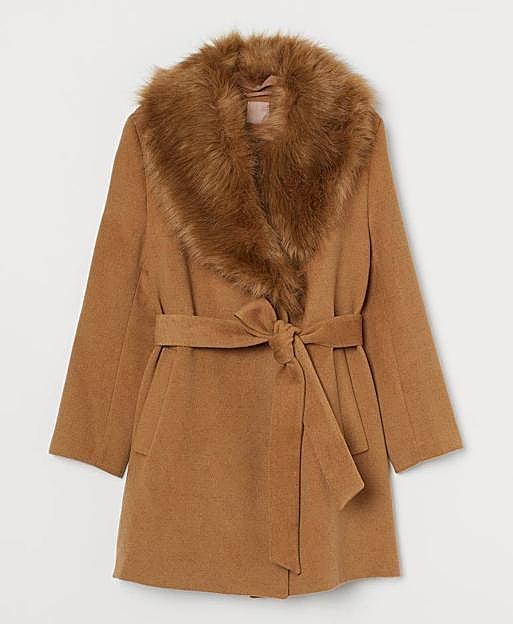Abrigo con cuello de pelo de H&M. 69,99 euros