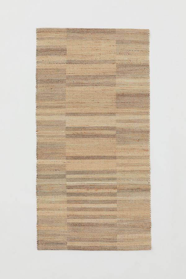 En mezcla de yute y algodón, esta alfombra rectangular de 70x140 centímetros tiene un precio de 39,99 euros.
